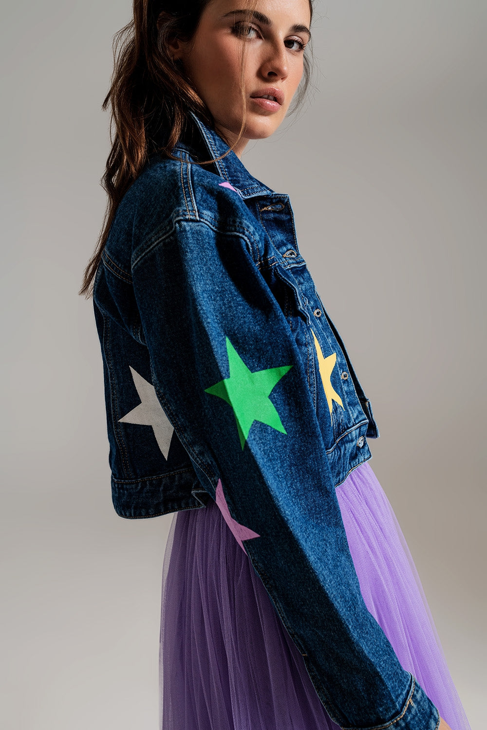 casaco de ganga com estrelas multicoloridas