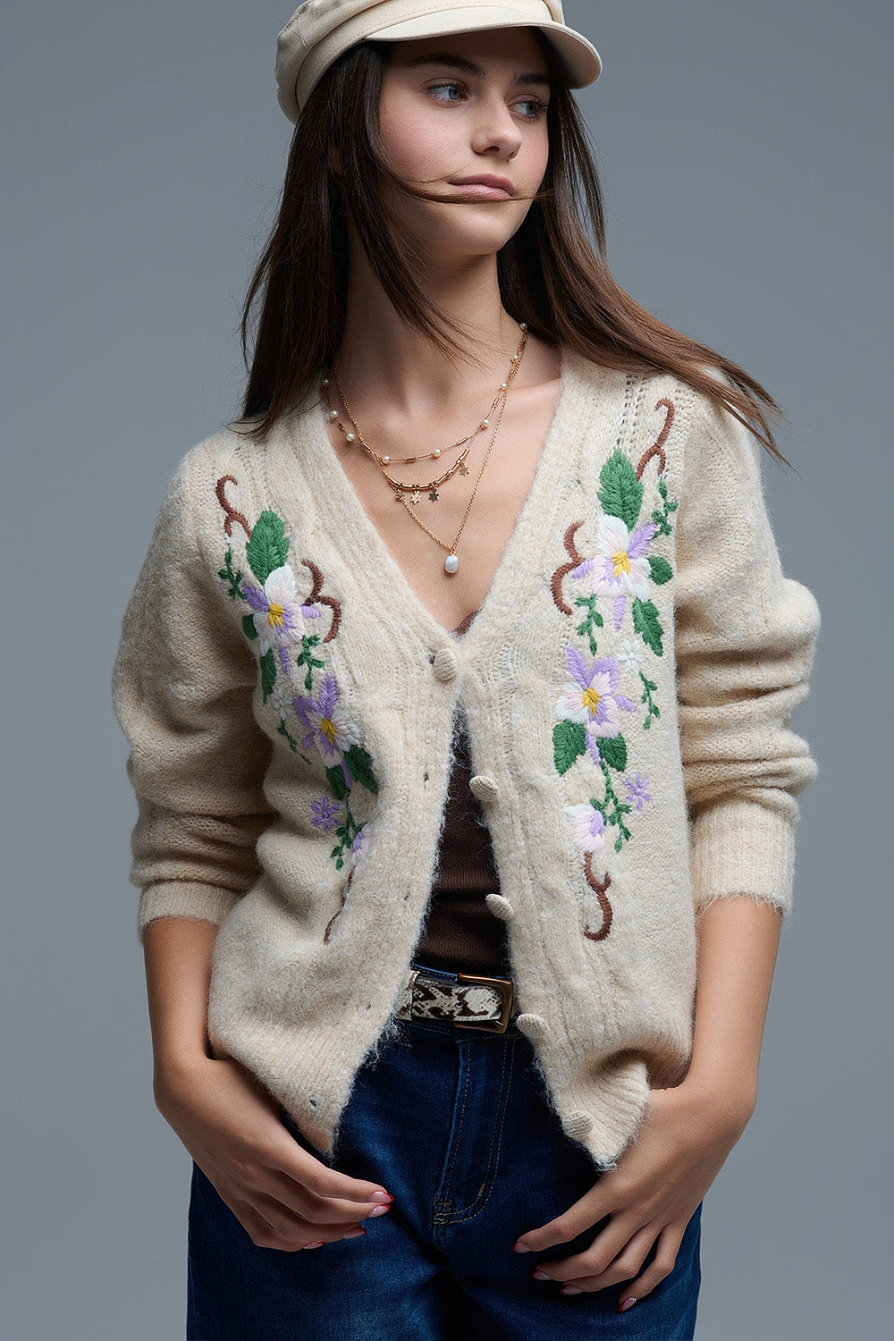 Q2 Casaco de malha bege com flores bordadas