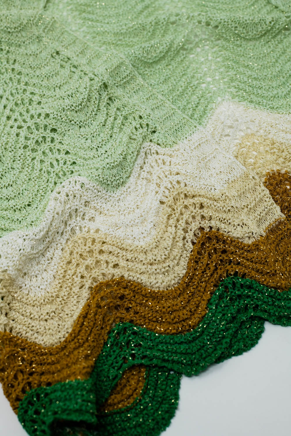 Casaco de malha curto com mangas de anjo e detalhe bordado multicolor em verde