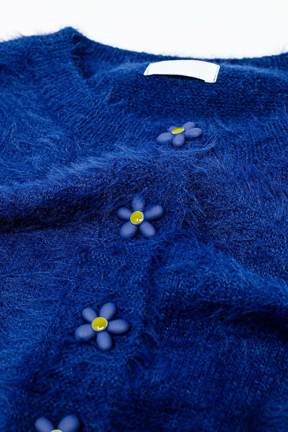 Casaco de malha curto e fofo com botões de flores