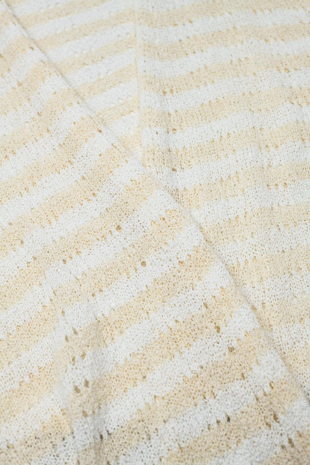 Casaco de malha estilo Boho bege com riscos e detalhes de franjas