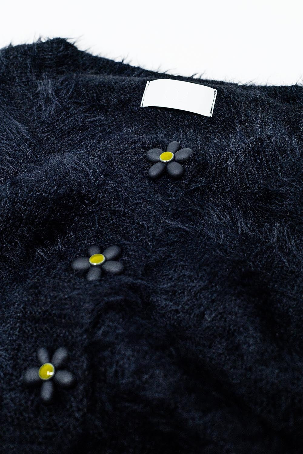 Casaco de malha preto curto e fofo com botões de flores