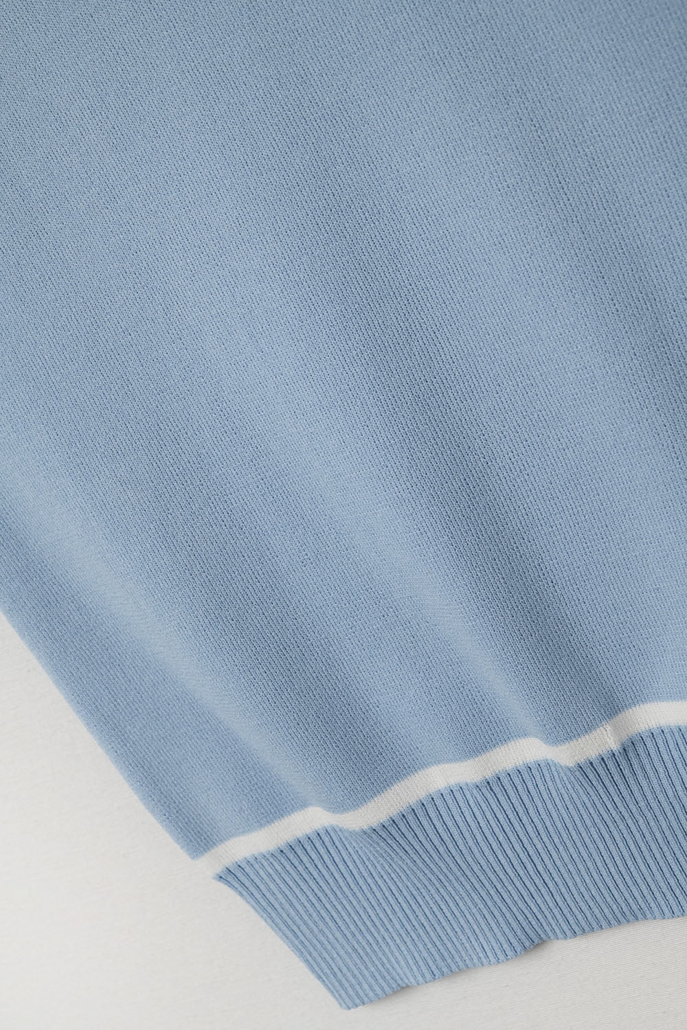 Colete Sem Mangas Azul com Detalhe de Linhas Brancas
