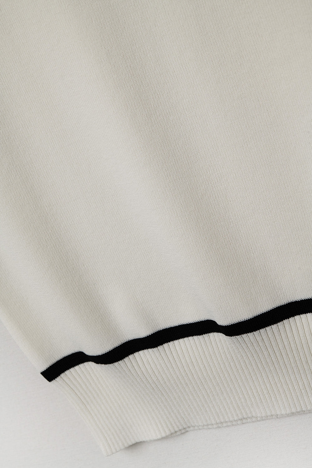 Colete Sem Mangas Branco Com Linhas Pretas Na Parte Externa
