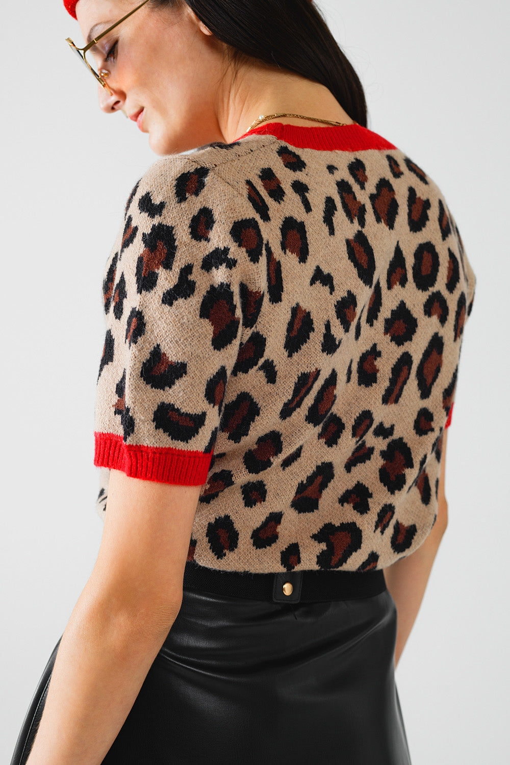 blusa de moletom com estampa de pantera aconchegante e bordas vermelhas
