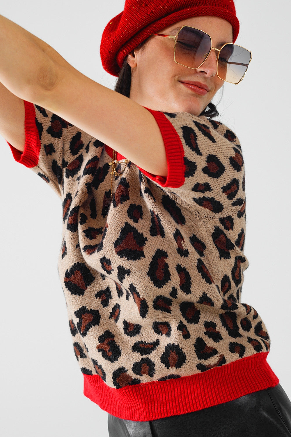 blusa de moletom com estampa de pantera aconchegante e bordas vermelhas