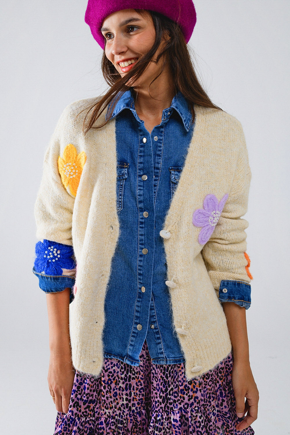 Cardigan creme com flores bordadas