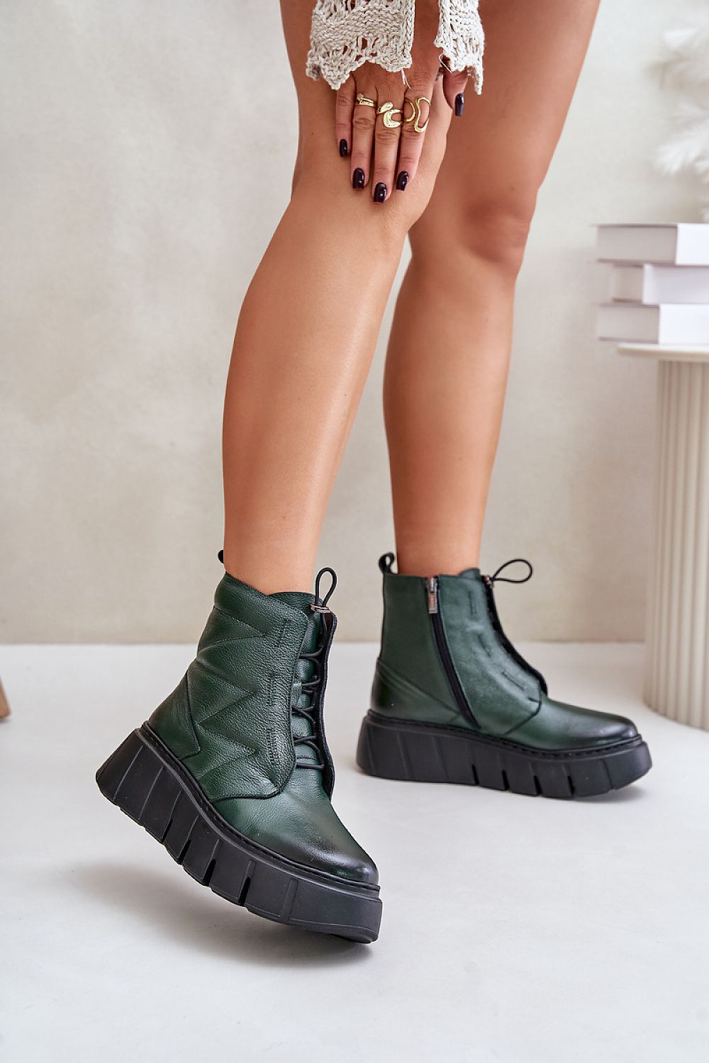 Botas femininas de couro natural com salto de cunha