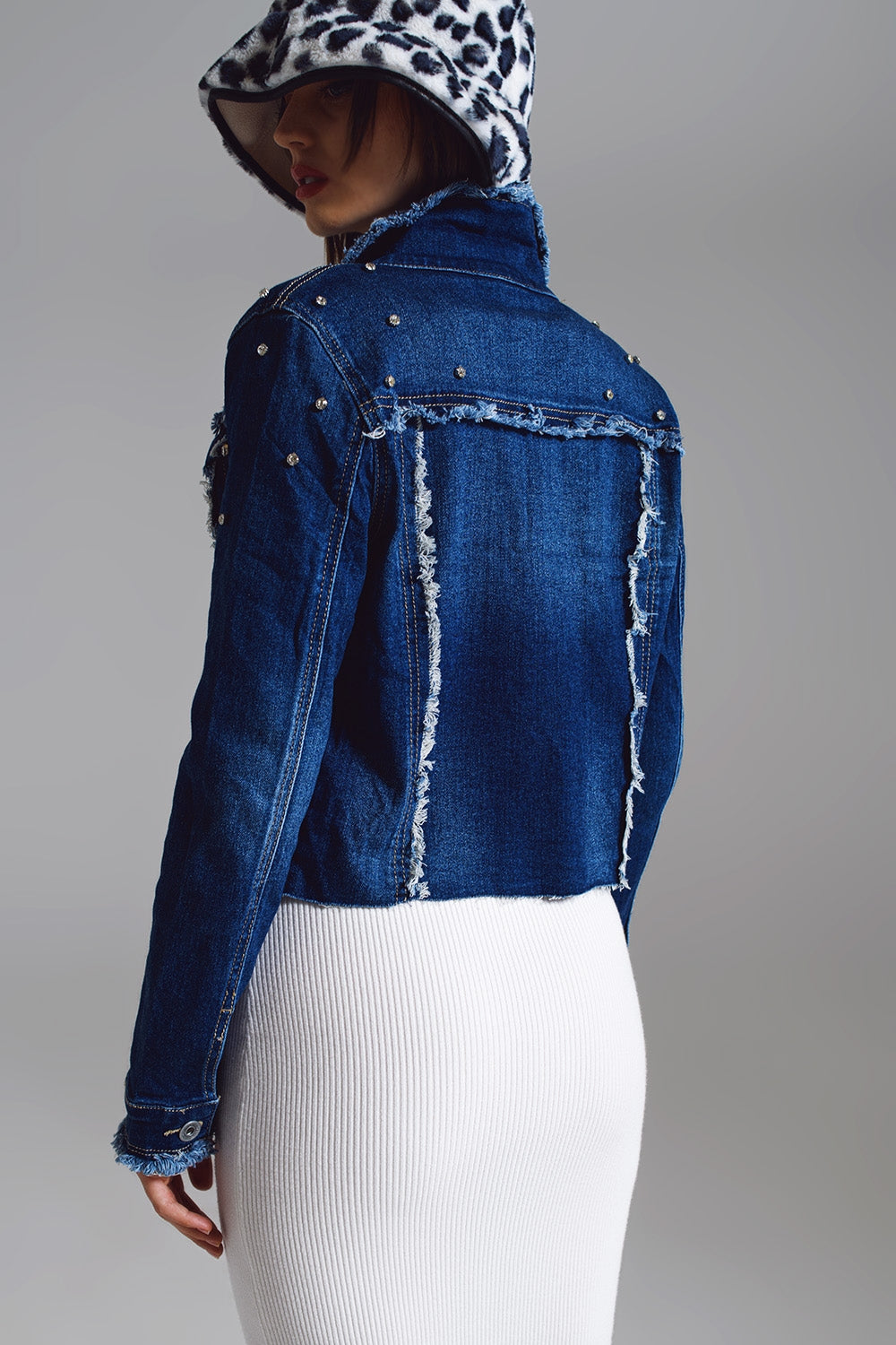 Jaqueta jeans com detalhes desfiados e bordados em Midwash