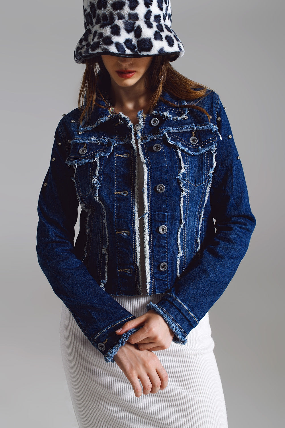 Jaqueta jeans com detalhes desfiados e bordados em Midwash