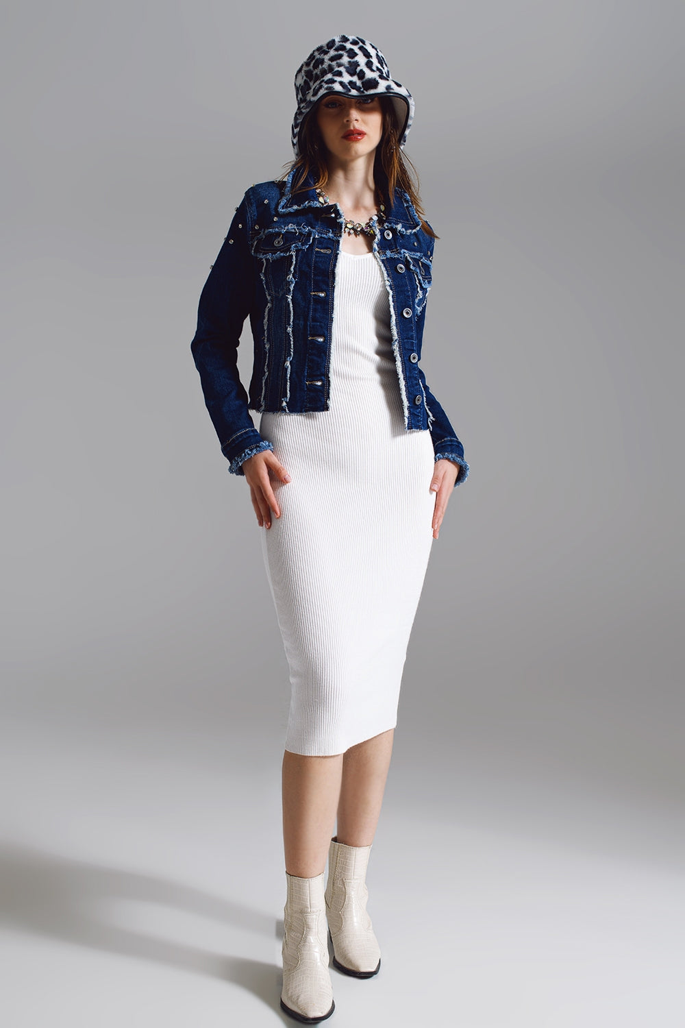 Jaqueta jeans com detalhes desfiados e bordados em Midwash
