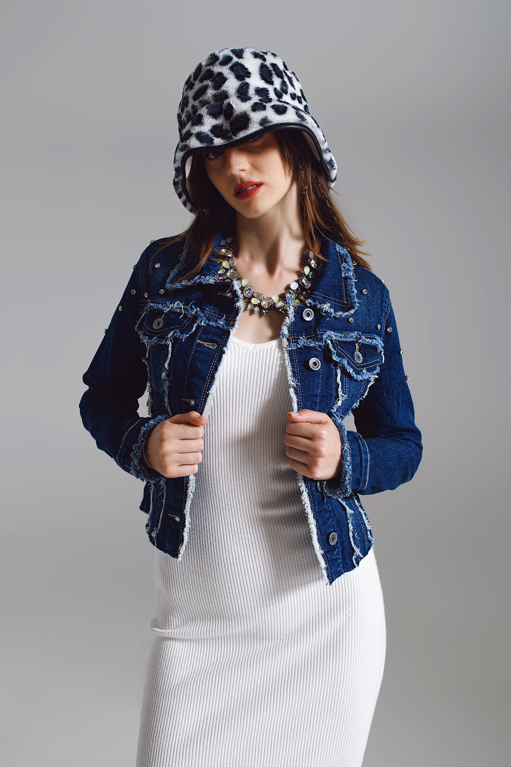 Jaqueta jeans com detalhes desfiados e bordados em Midwash