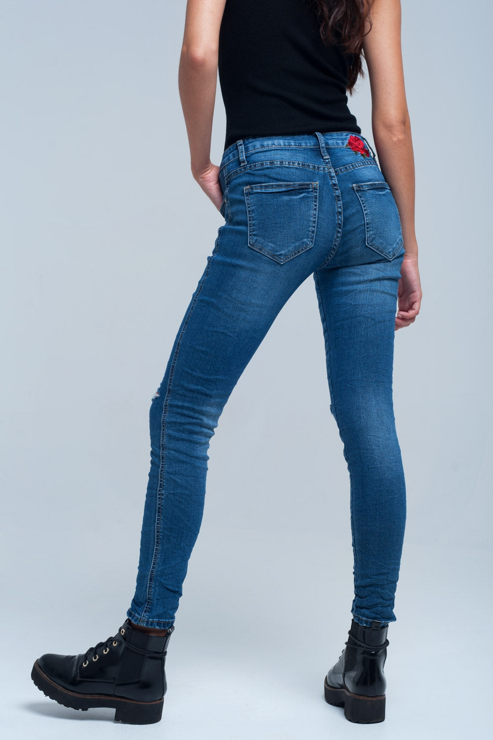 Jeans skinny detalhe bordado