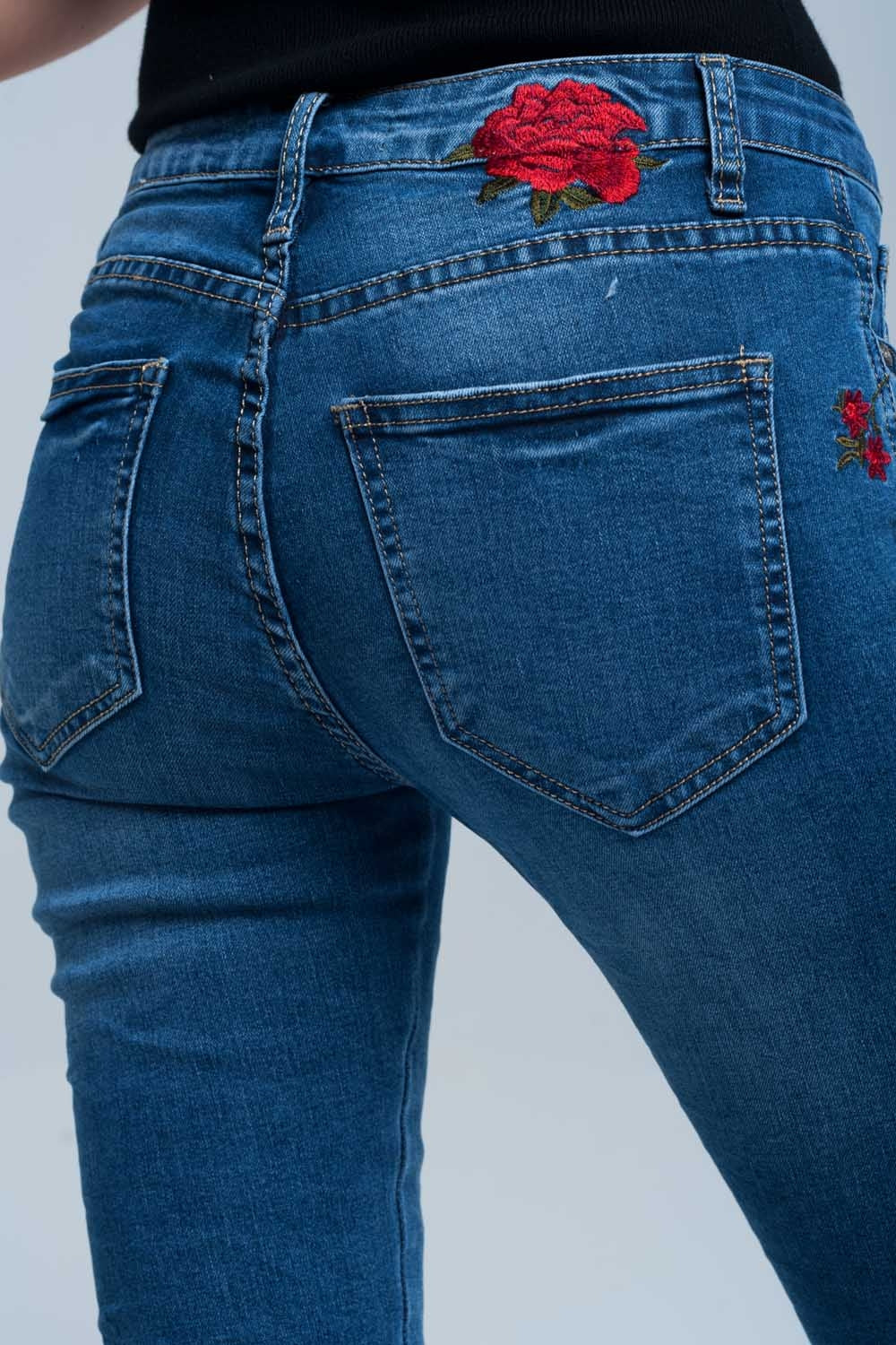 Jeans skinny detalhe bordado