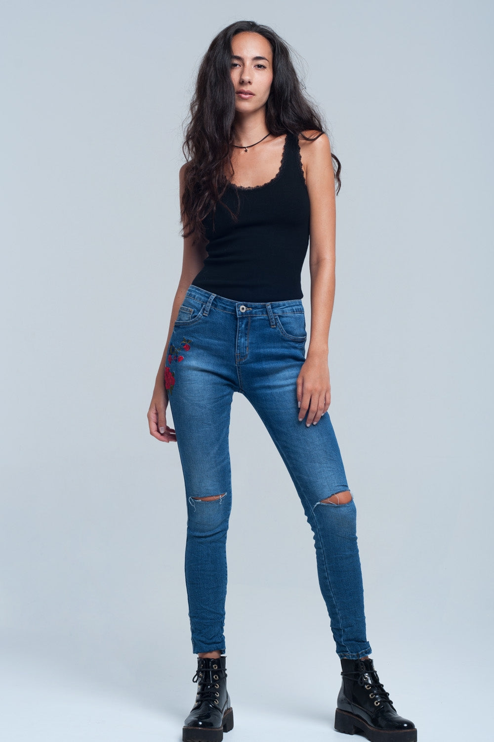 Jeans skinny detalhe bordado