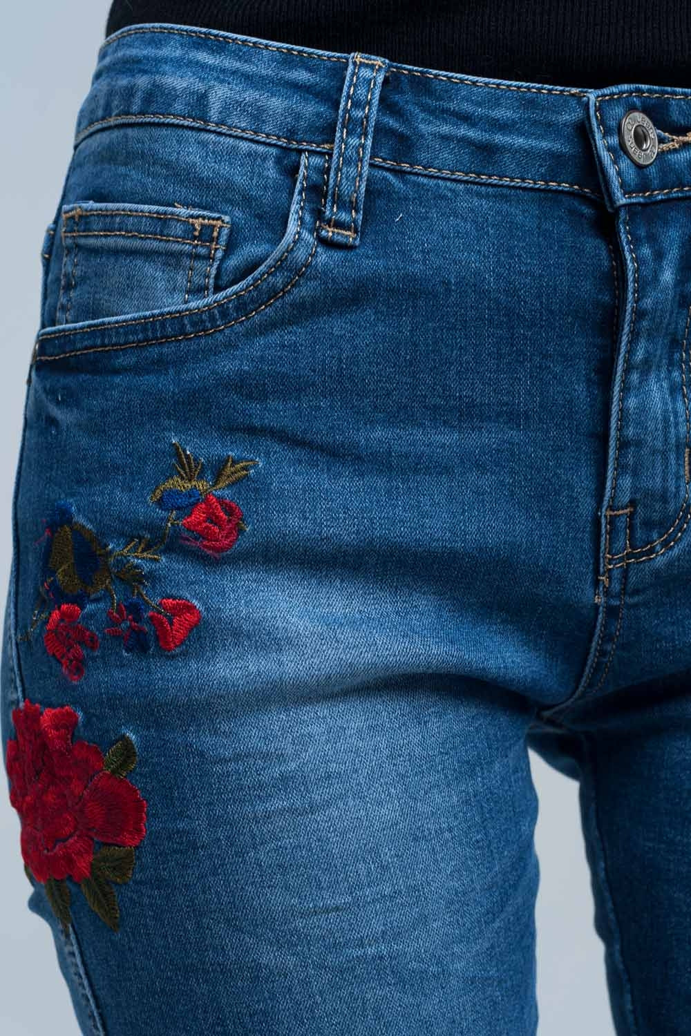 Jeans skinny detalhe bordado