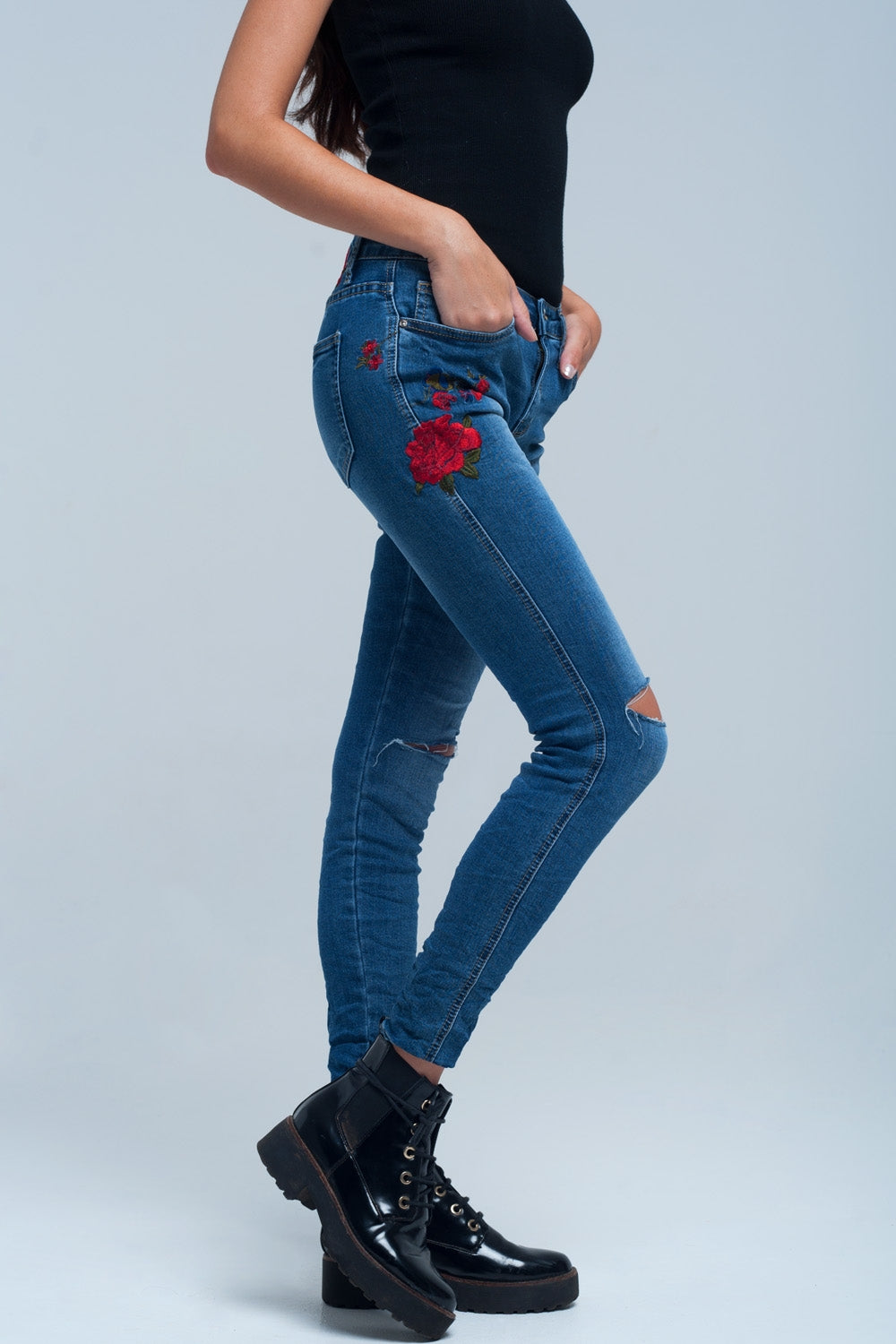 Jeans skinny detalhe bordado