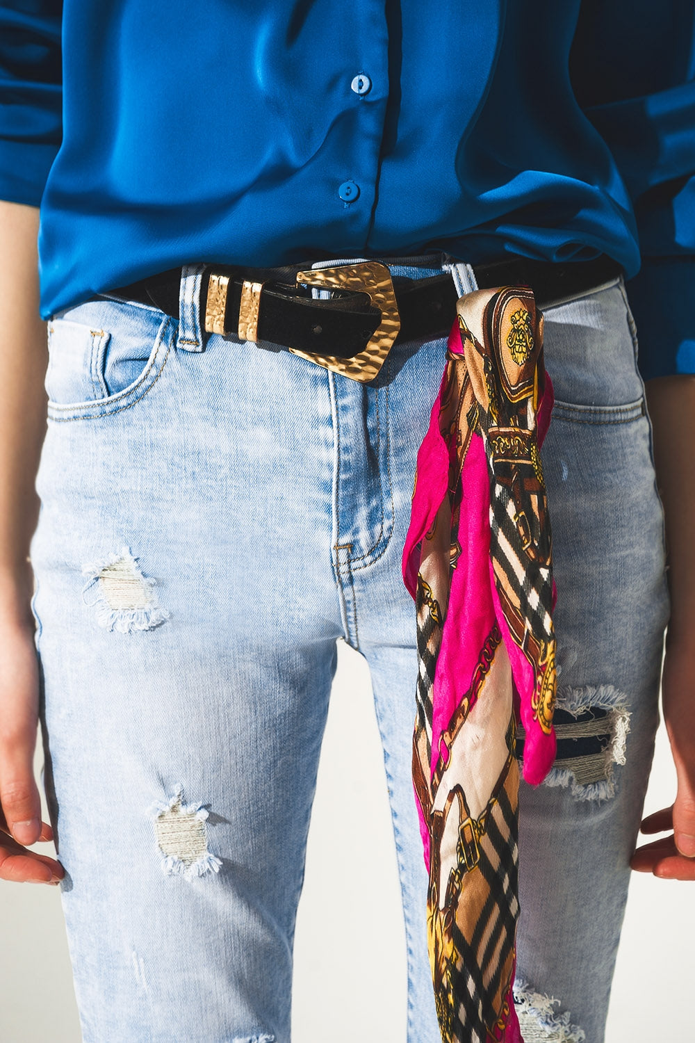 Jeans reto desgastado com detalhe na bainha em azul