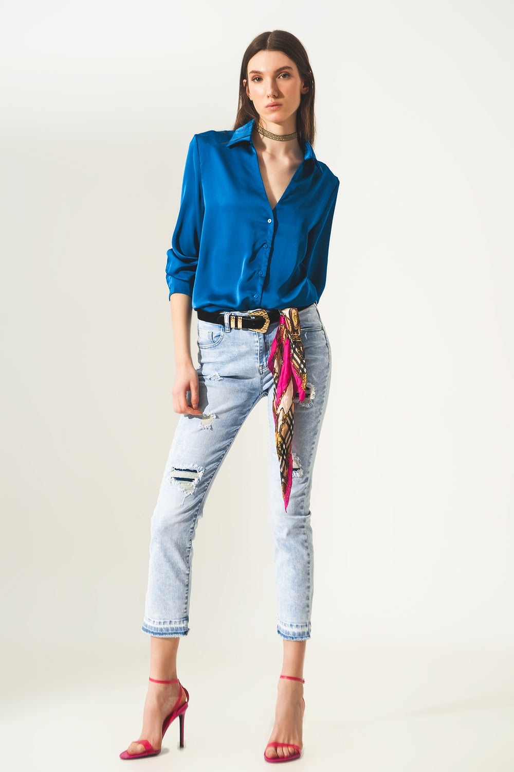 Jeans reto desgastado com detalhe na bainha em azul