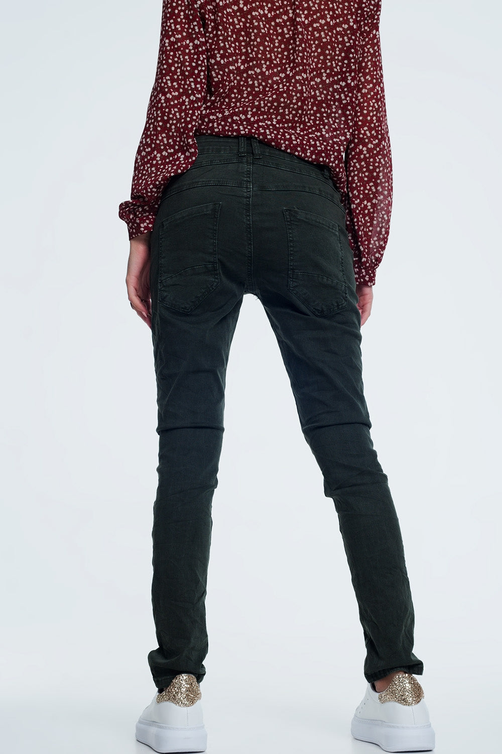 Calça jeans skinny com corte justo na cor cáqui