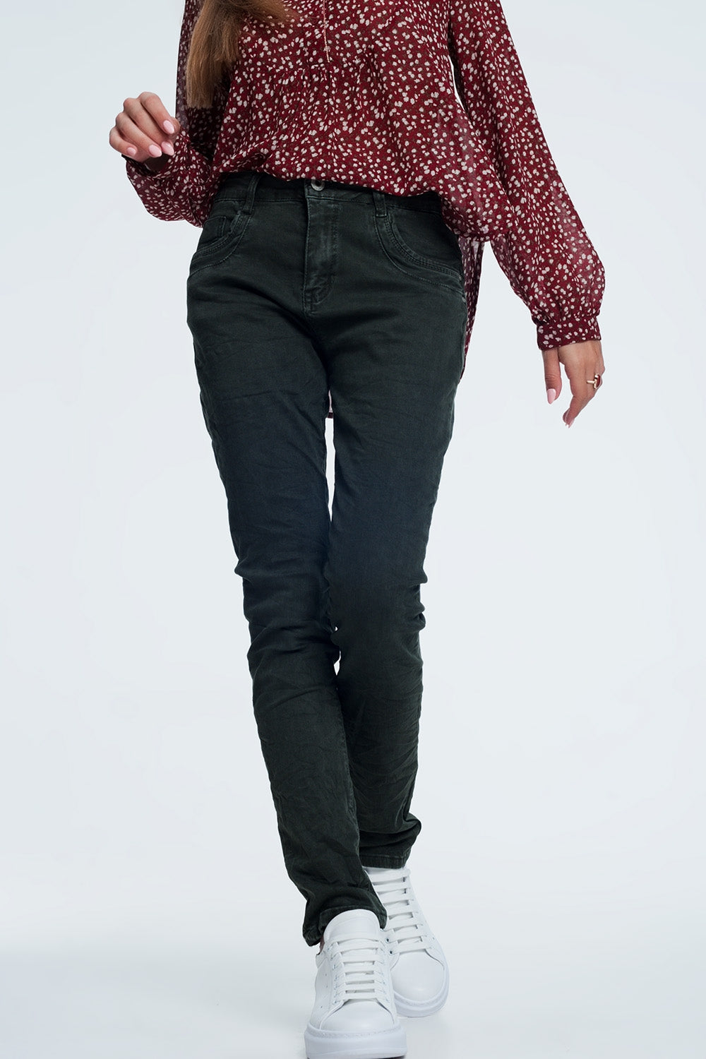 Calça jeans skinny com corte justo na cor cáqui