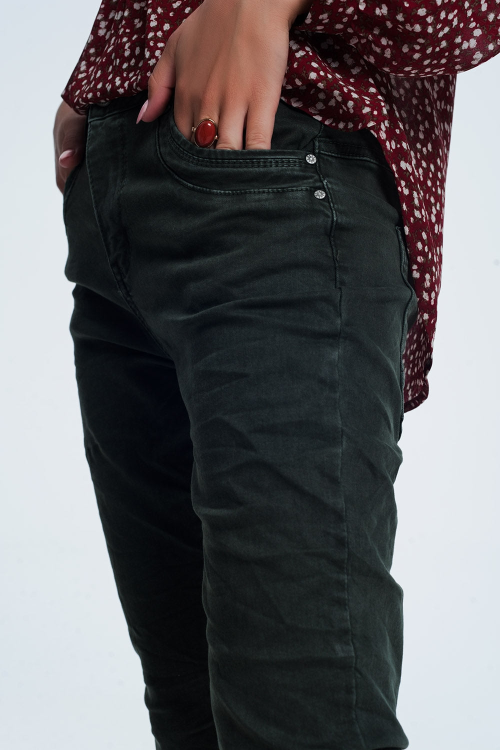 Calça jeans skinny com corte justo na cor cáqui