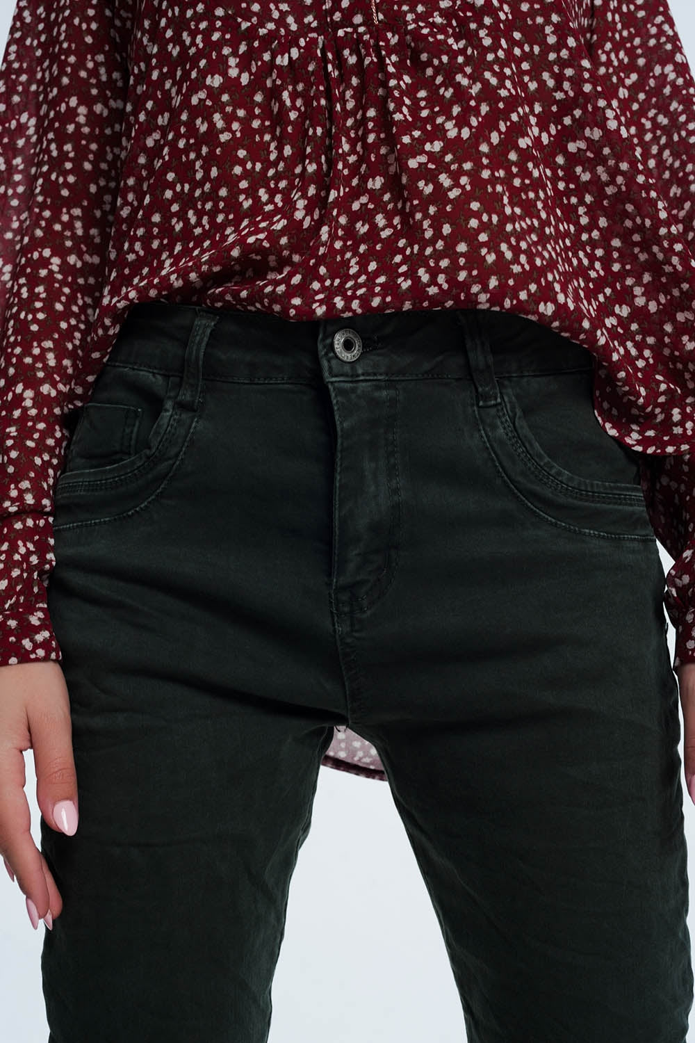 Calça jeans skinny com corte justo na cor cáqui