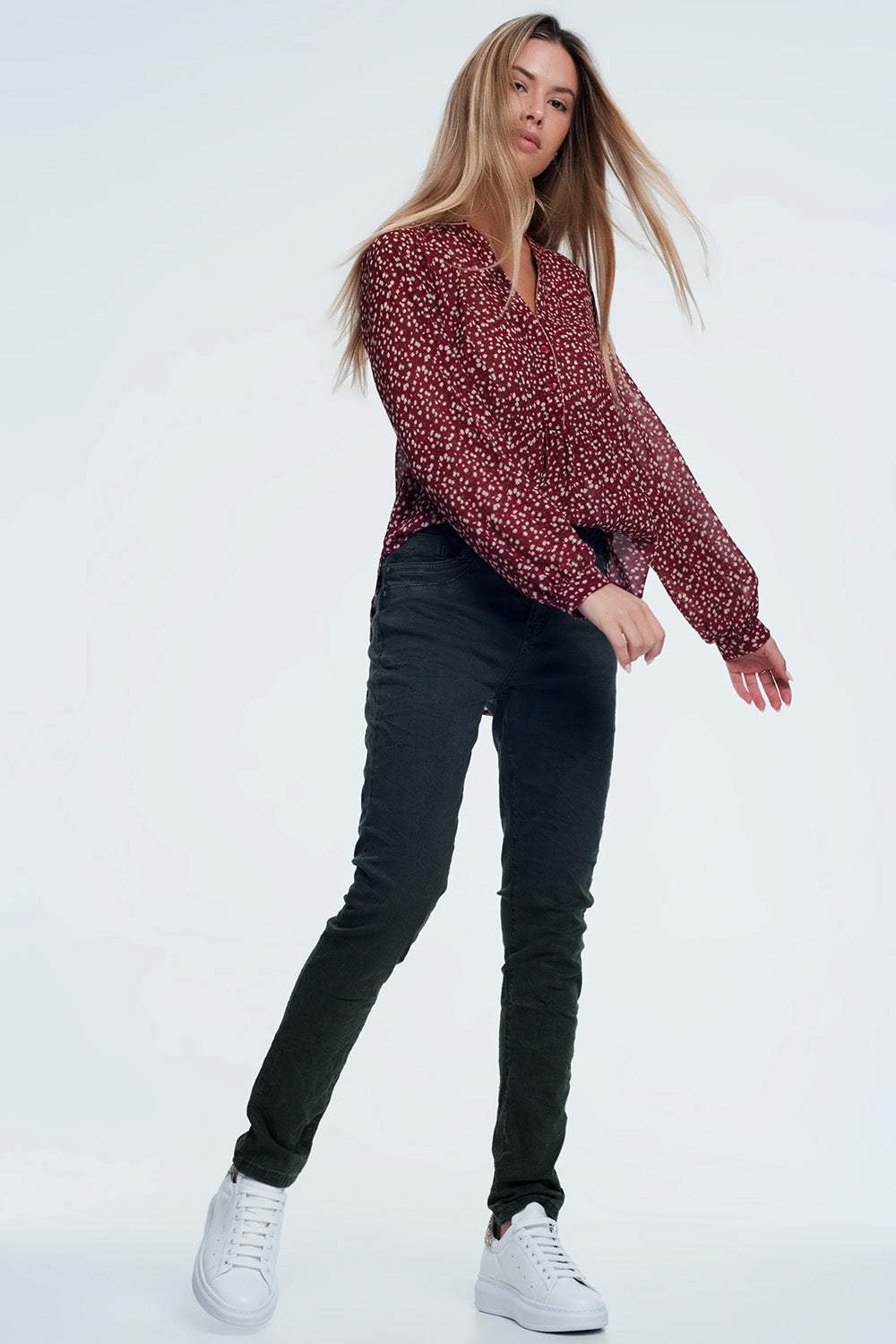 Calça jeans skinny com corte justo na cor cáqui