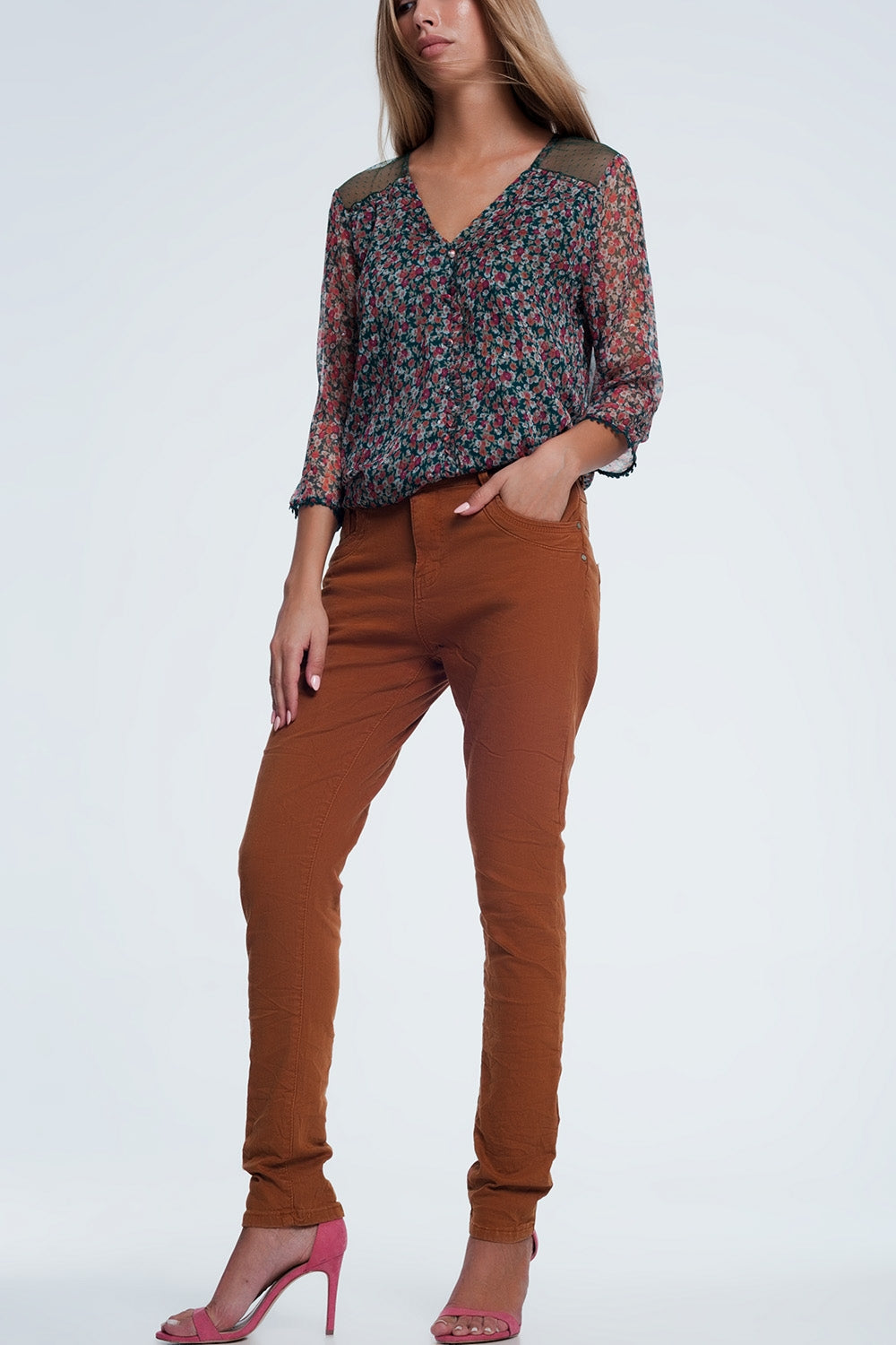 Jeans skinny com corte baixo na cor laranja