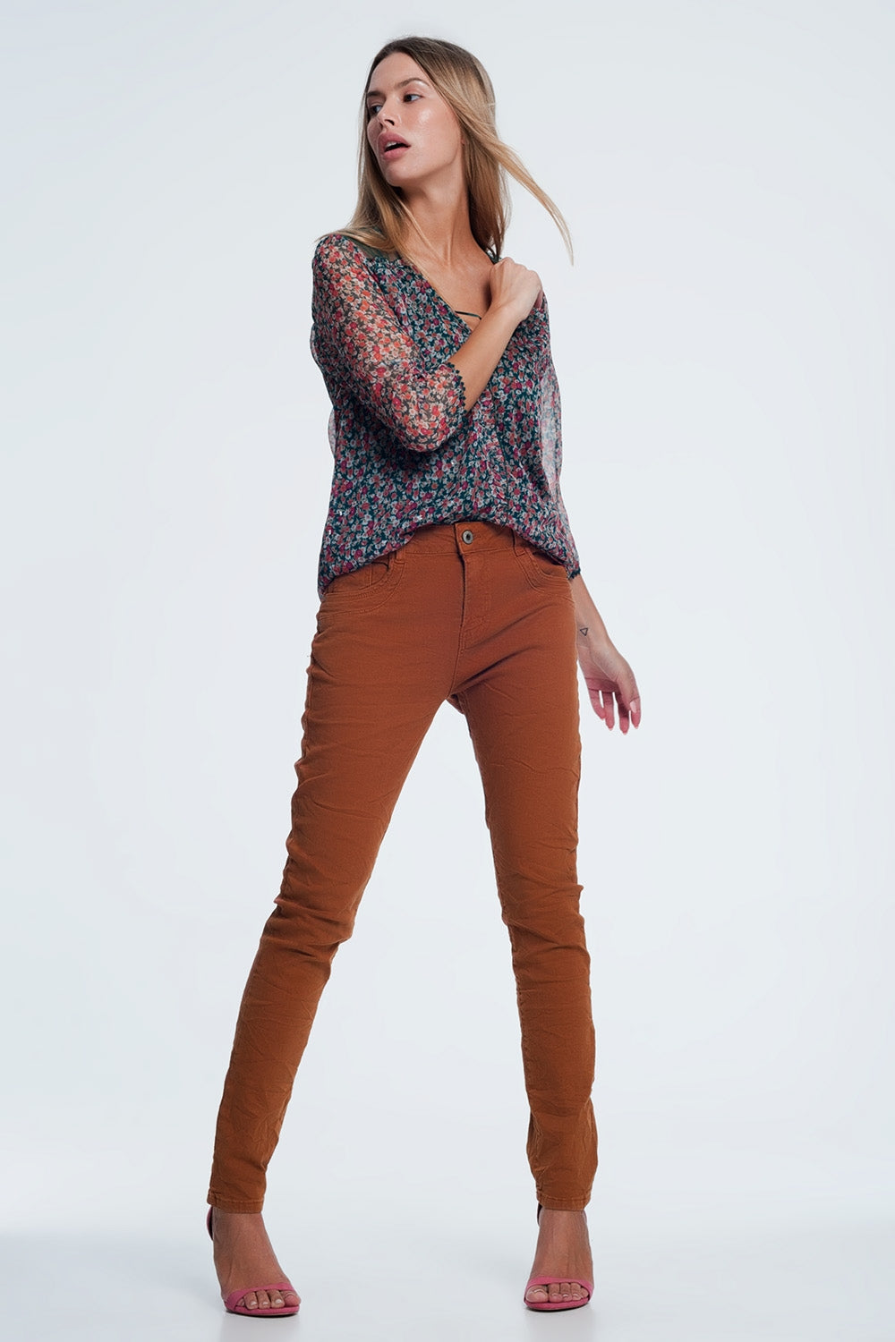 Jeans skinny com corte baixo na cor laranja