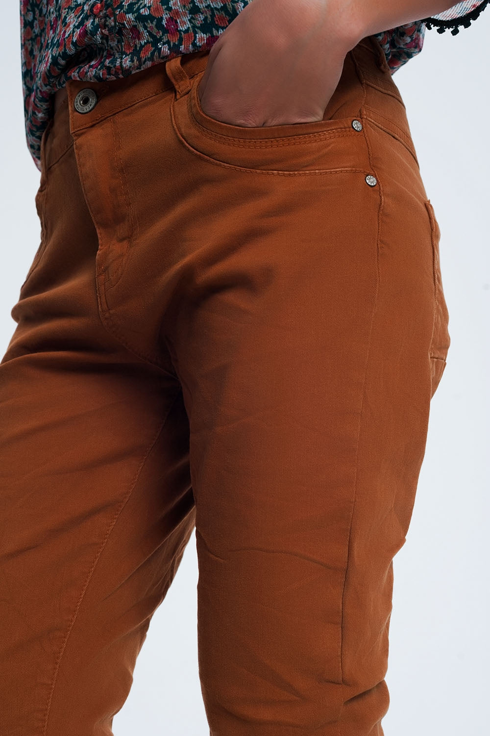 Jeans skinny com corte baixo na cor laranja