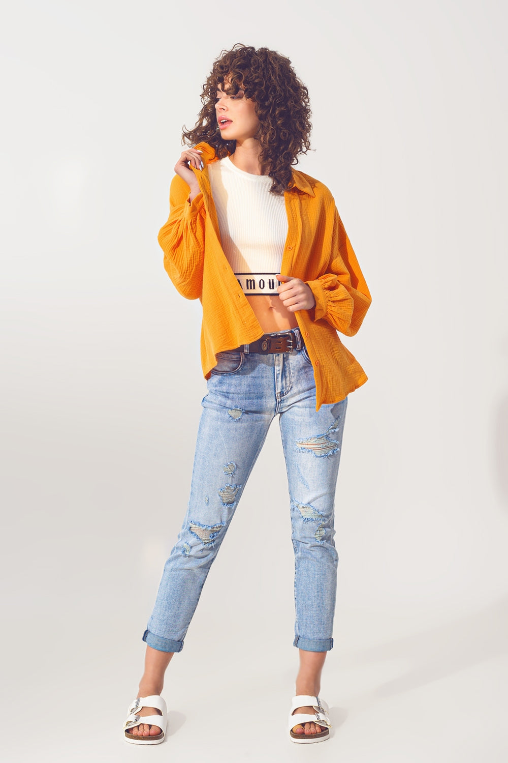 Jeans rasgado extremo em azul alvejante
