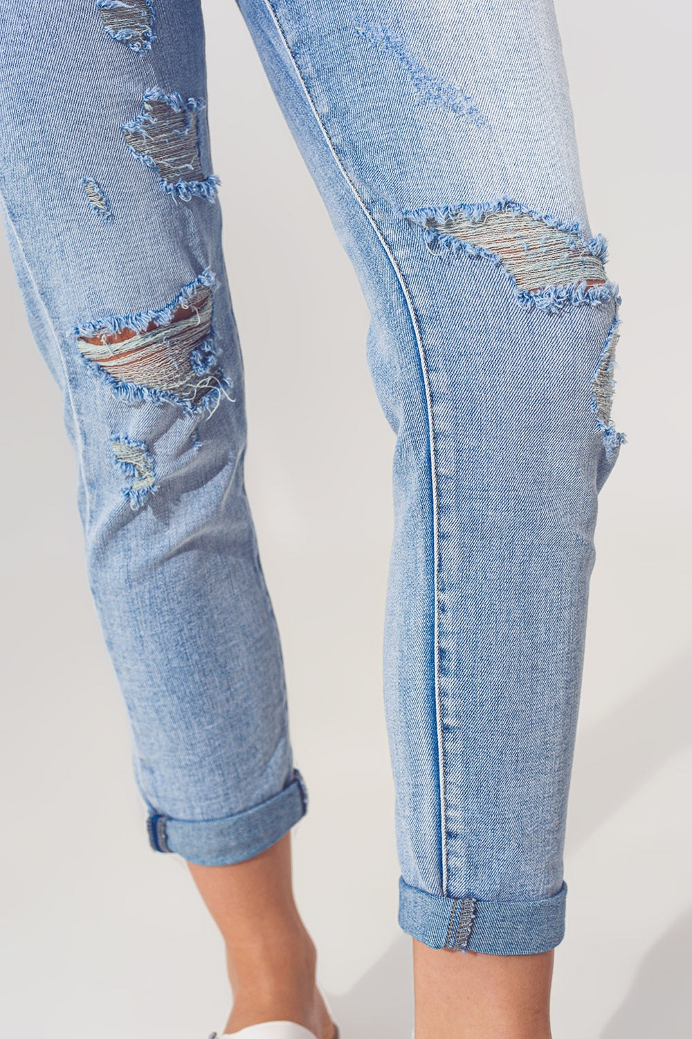 Jeans rasgado extremo em azul alvejante