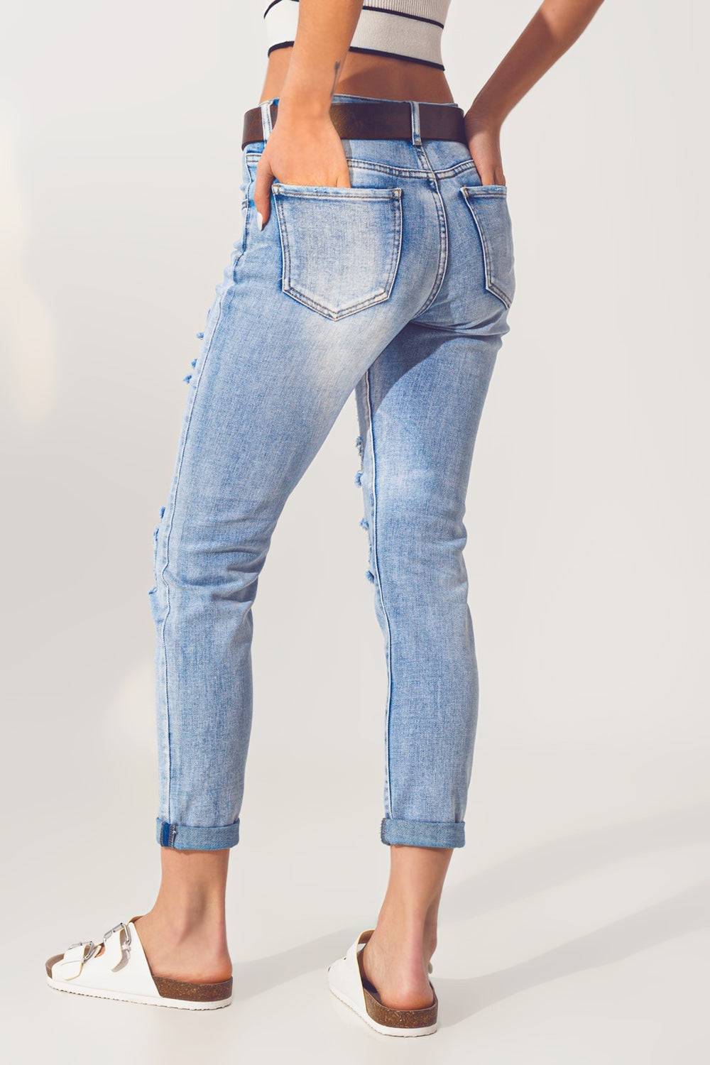 Jeans rasgado extremo em azul alvejante