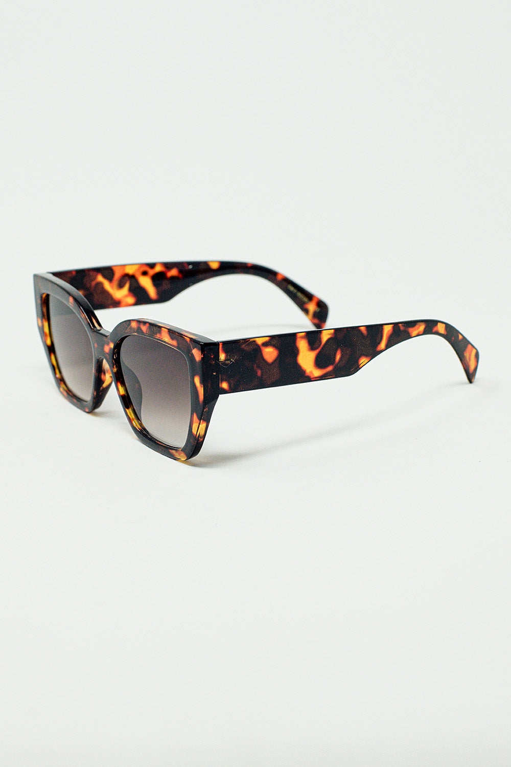 óculos de sol polarizados geométricos com lentes escuras degradê e casco de tartaruga