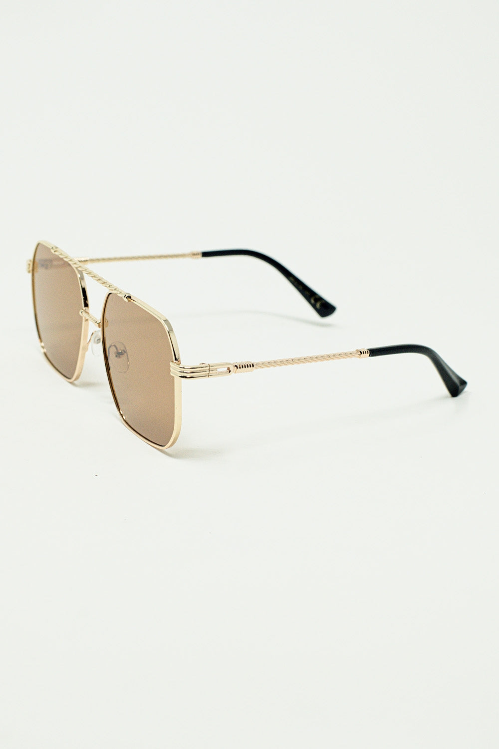 óculos de sol armação quadrada dourada com lentes marrons