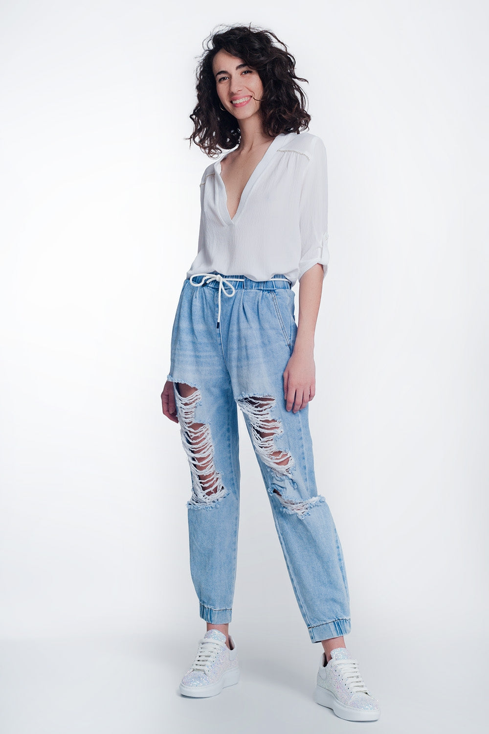 Calça jeans boyfriend muito rasgada em denim claro
