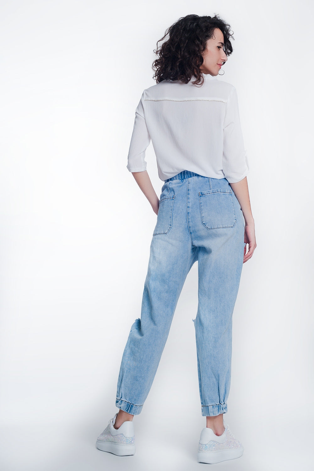 Calça jeans boyfriend muito rasgada em denim claro
