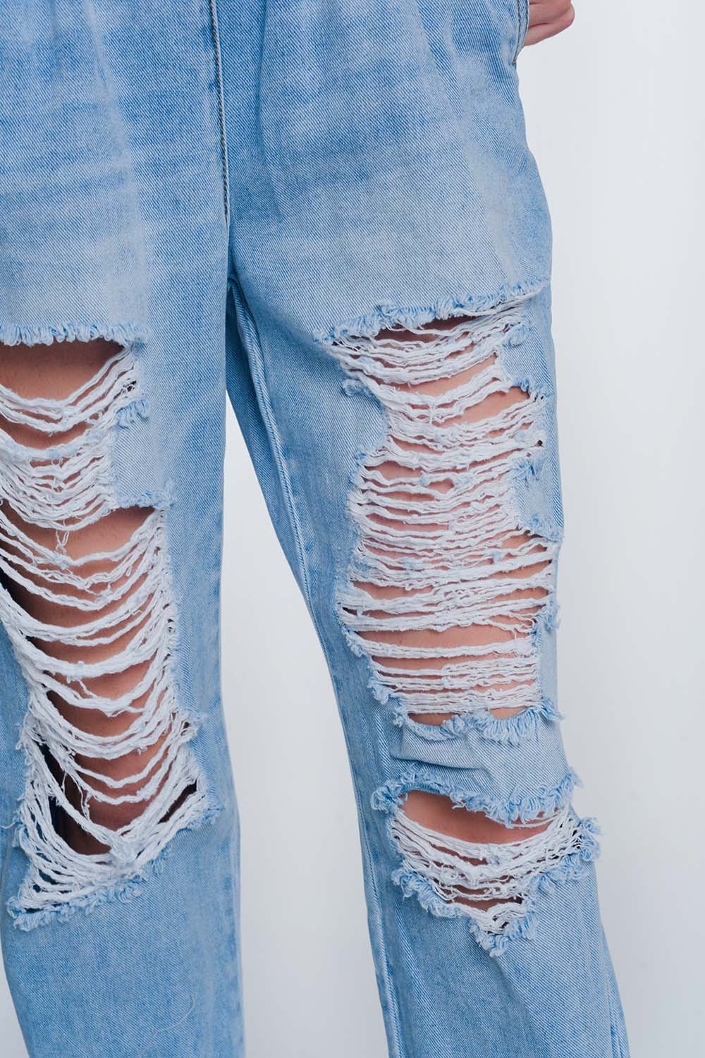 Calça jeans boyfriend muito rasgada em denim claro