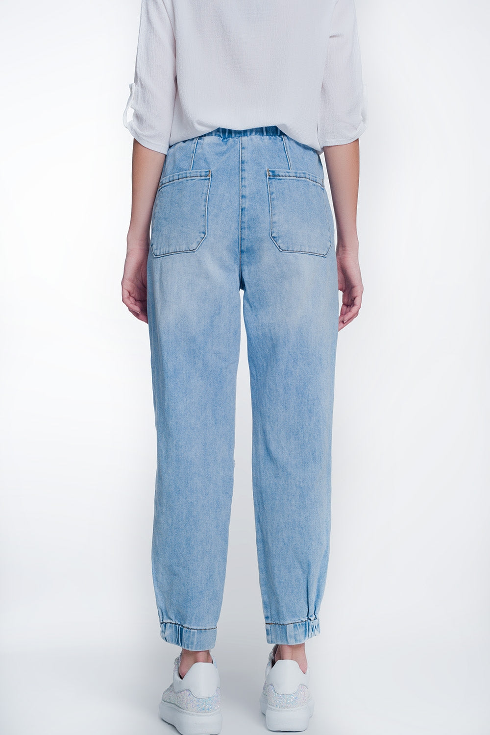 Calça jeans boyfriend muito rasgada em denim claro