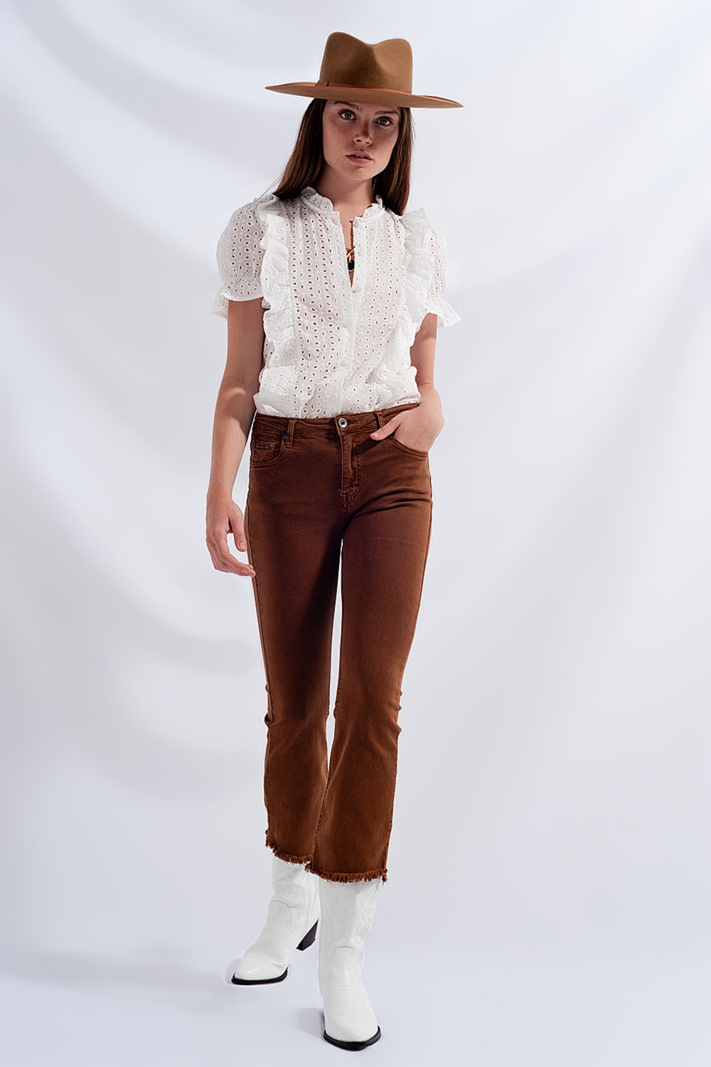 Jeans flare de cintura alta com bainha crua em marrom