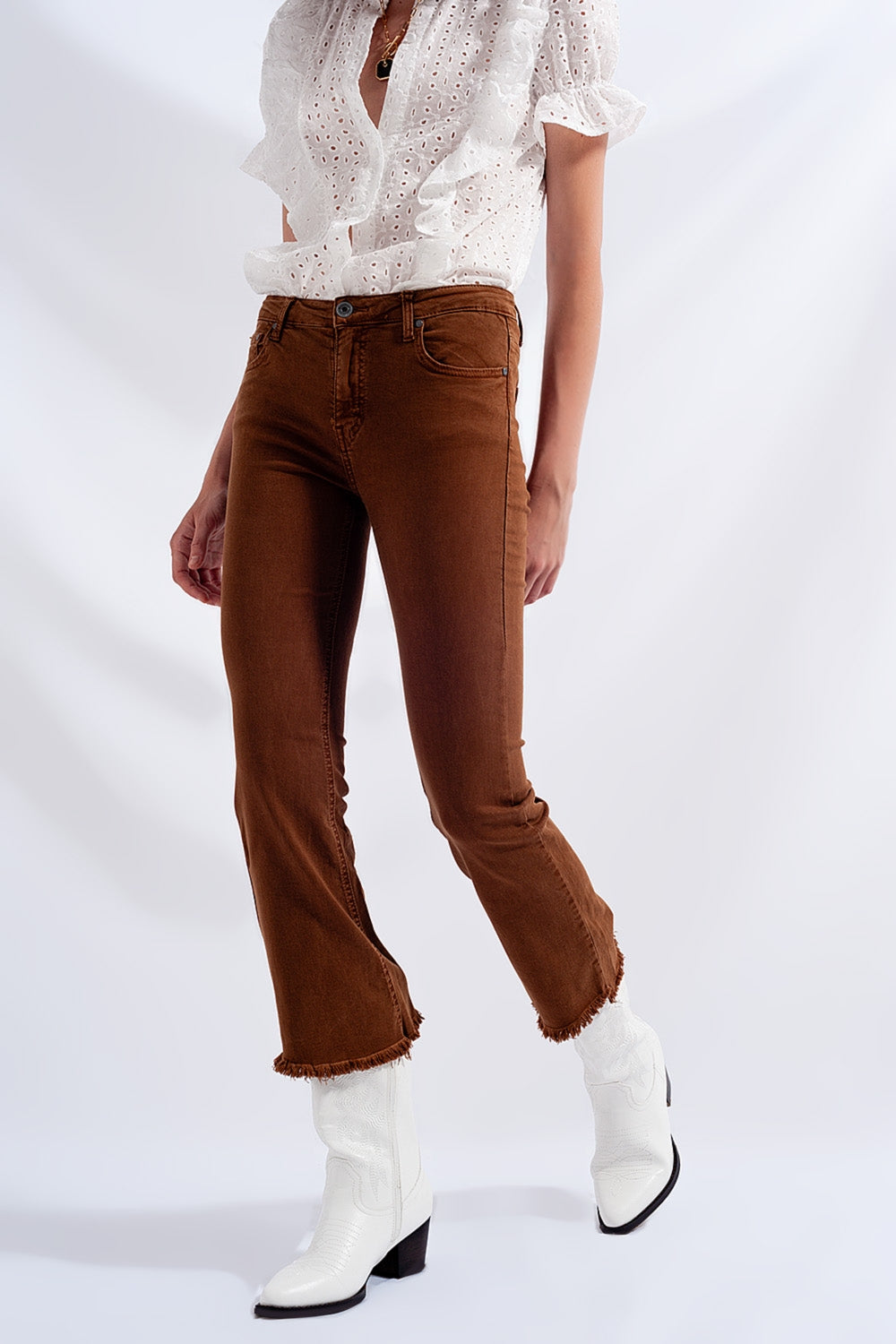 Jeans flare de cintura alta com bainha crua em marrom