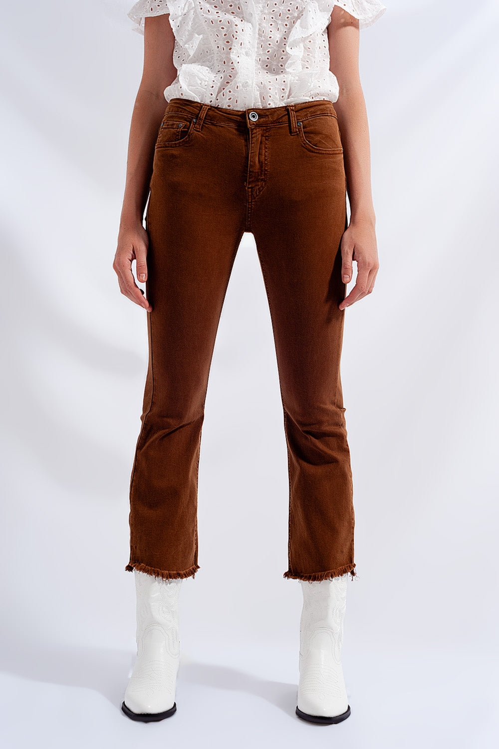 Jeans flare de cintura alta com bainha crua em marrom