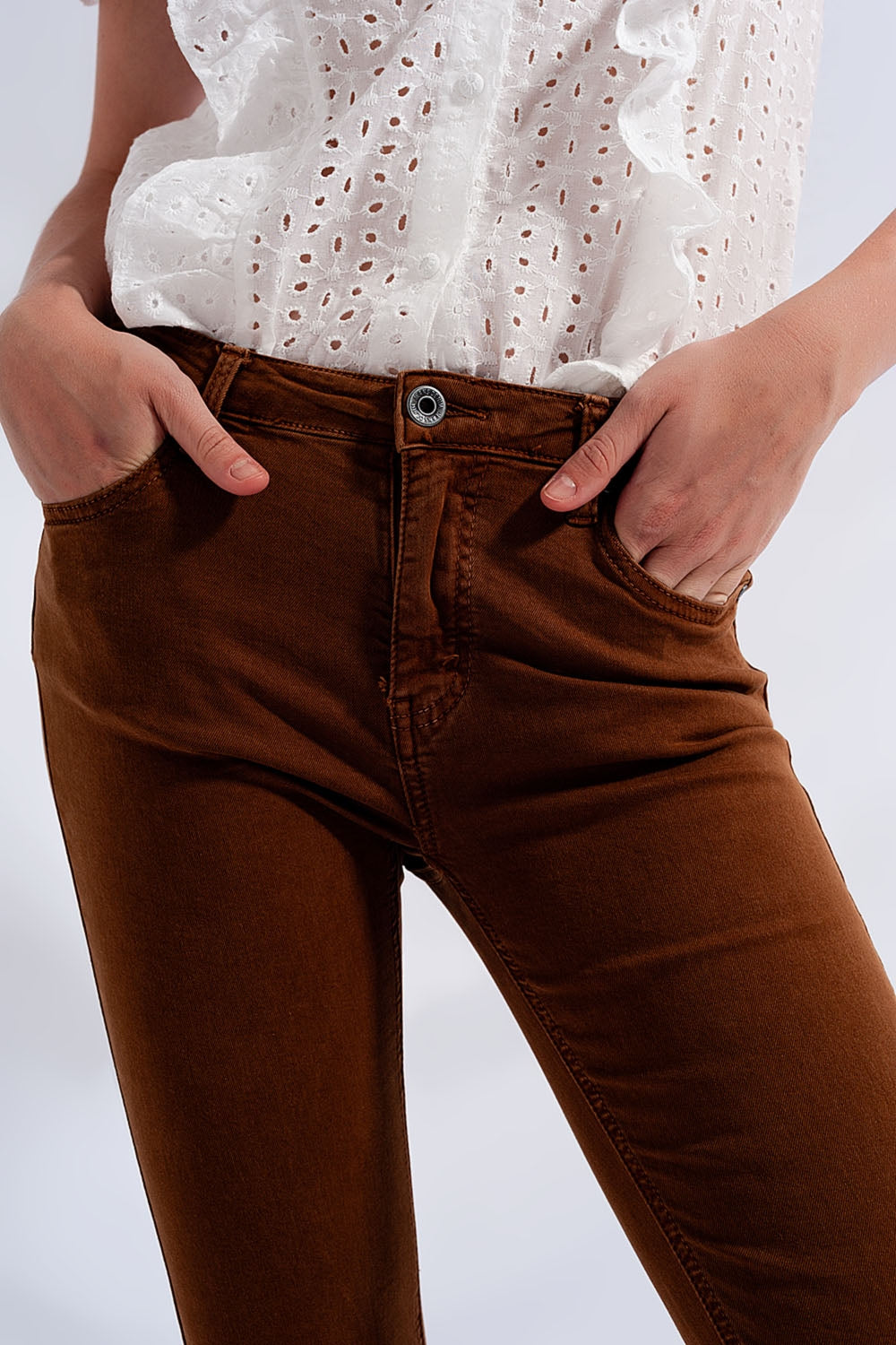 Jeans flare de cintura alta com bainha crua em marrom