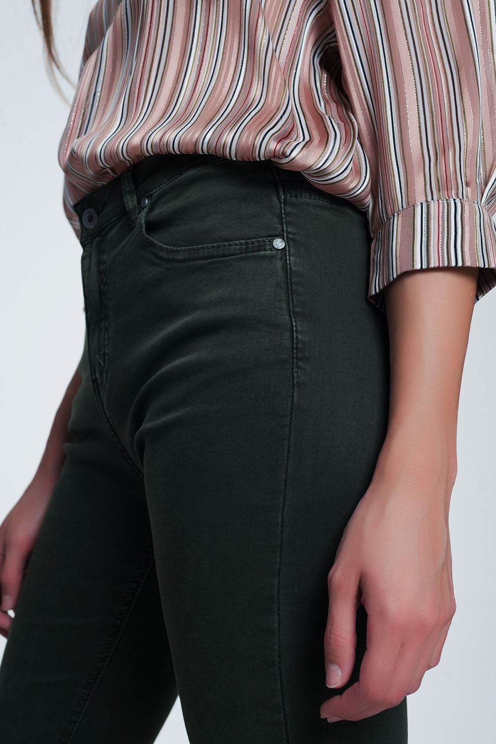 Jeans flare de cintura alta com bainha crua em cáqui