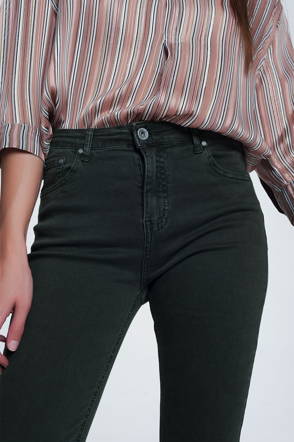 Jeans flare de cintura alta com bainha crua em cáqui