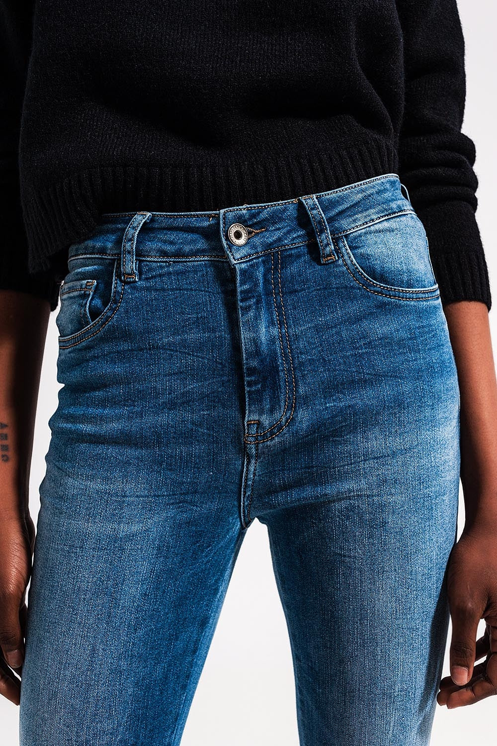 Calça jeans skinny elástica de cintura alta em azul médio