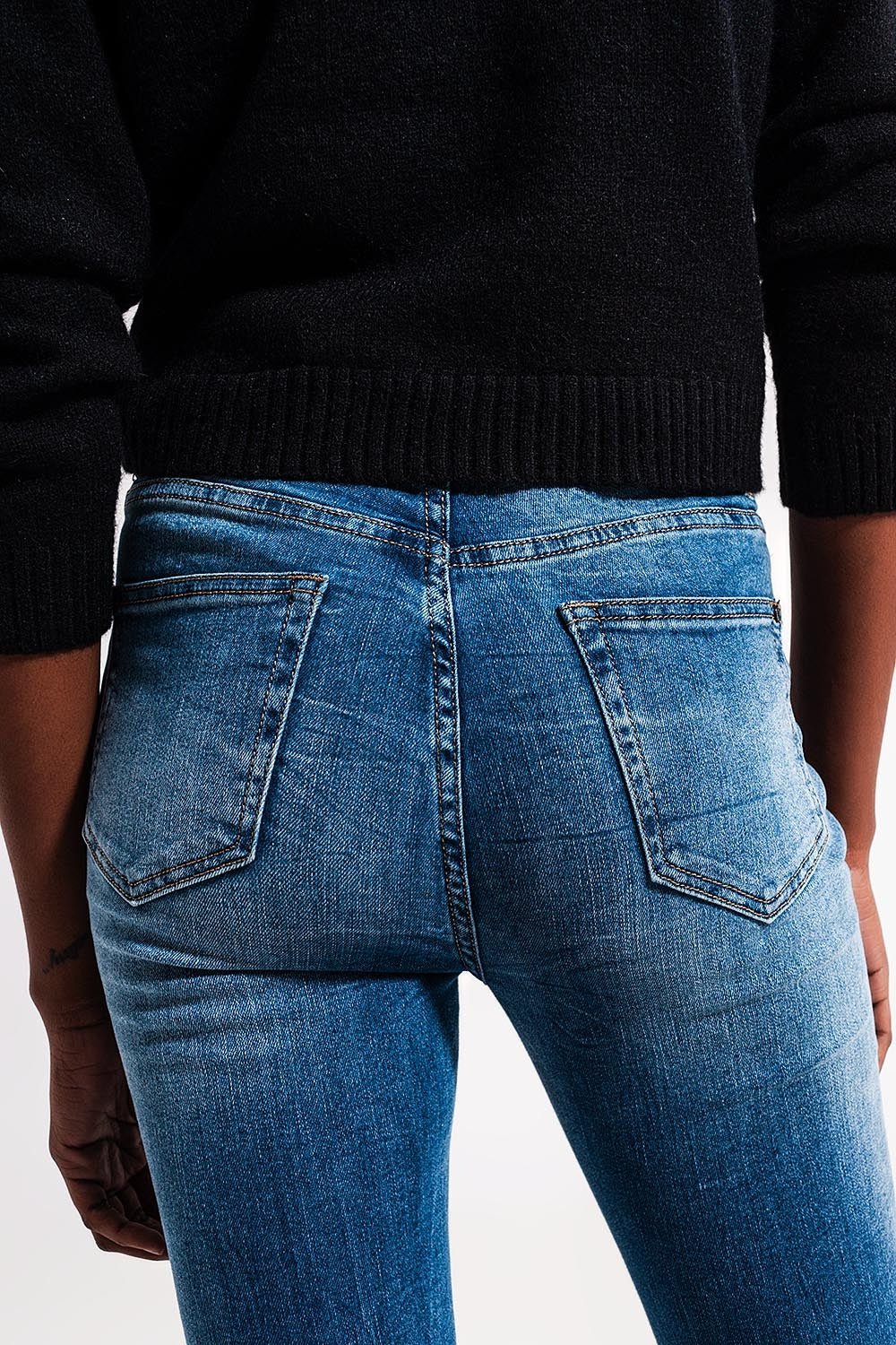 Calça jeans skinny elástica de cintura alta em azul médio