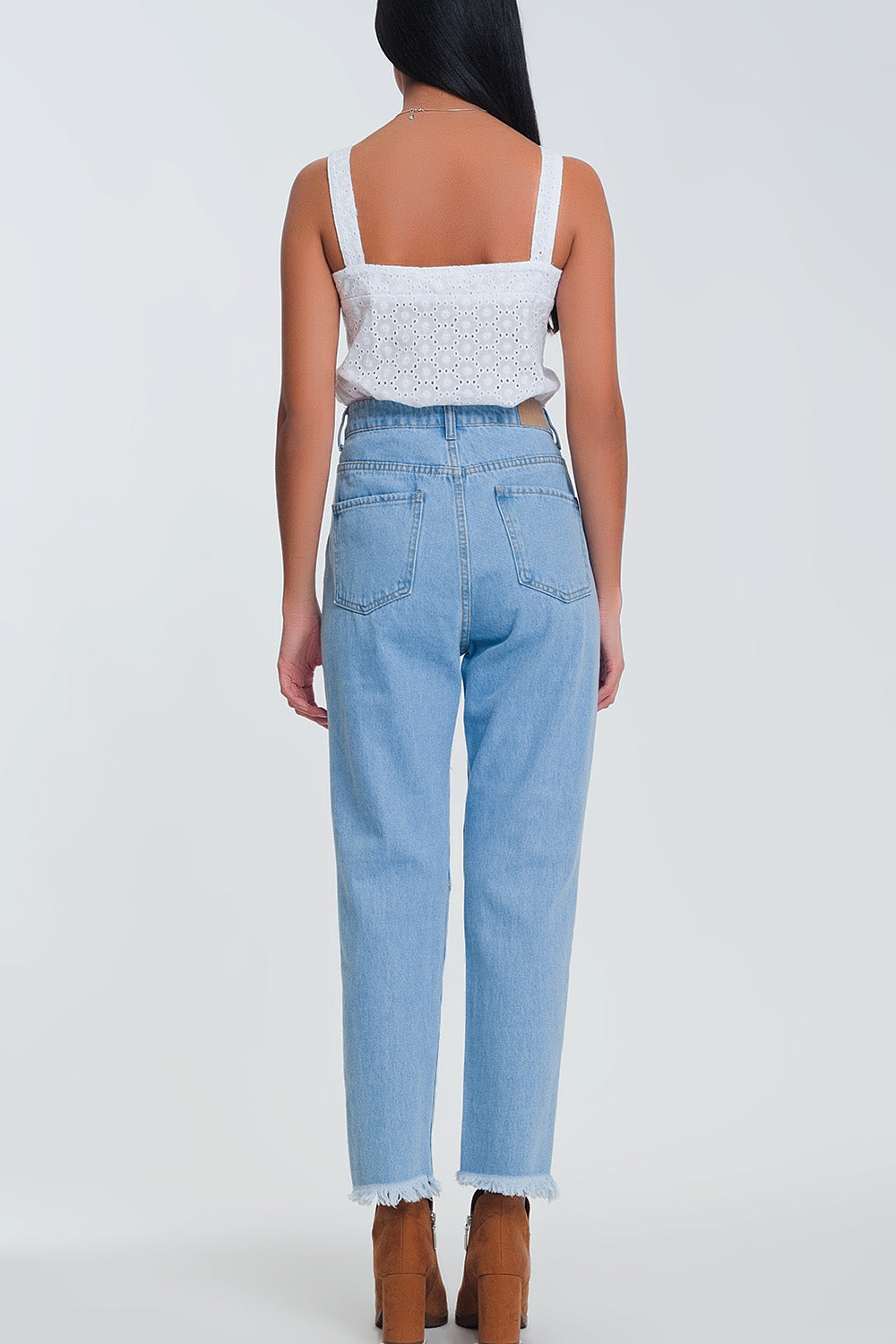 Calça mom jeans de cintura alta com joelhos estourados em jeans claro