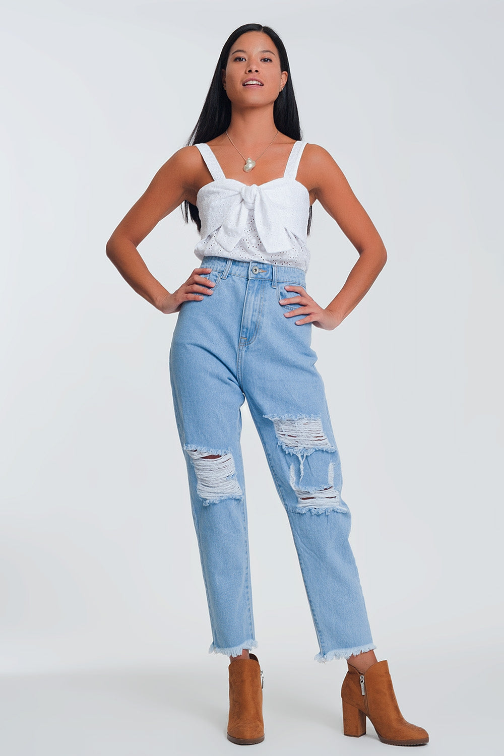 Calça mom jeans de cintura alta com joelhos estourados em jeans claro